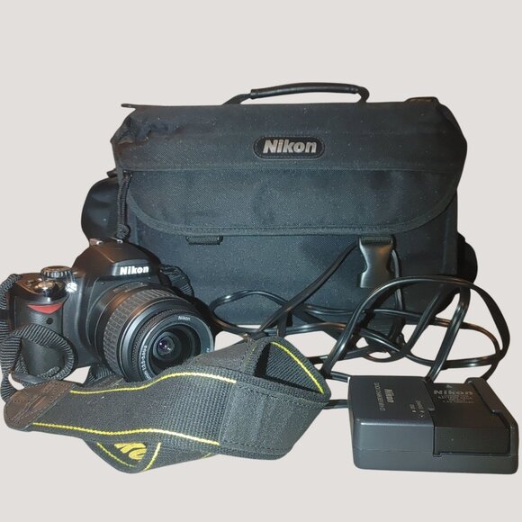 Nikon D40 Digital Camera Corp Japan Case Battery Charger Paperwork Non Tested - Picture 1 of 16